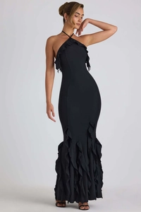 Détail de la robe longue noire dos nu avec encolure à volants et ourlet en queue de sirène