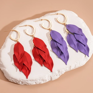 Boucles d'oreilles pétales en laque mate rouge et violette avec crochets dorés