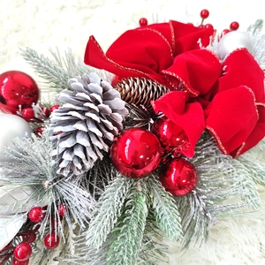 Détail de décoration de Noël pour escalier avec nœud en velours et pommes de pin