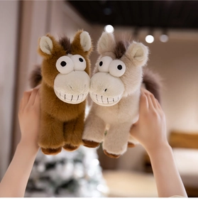 Détail de poneys en peluche marron et crème aux expressions amusantes et grands yeux