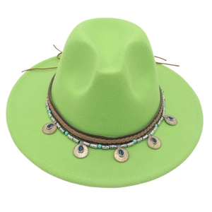 Dettaglio cappello fedora verde con fascia etnica e ciondoli in turchese