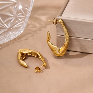 Boucles d'oreilles irrégulières en acier plaqué or 18K avec texture de lave unique