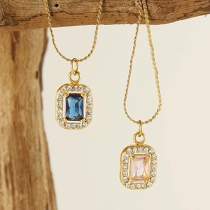 Collier luxe plaqué or 18K avec pierres rectangulaires bleues et roses sur bois