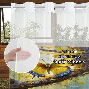 Détail du tissu transparent avec motif floral papillon et œillets métalliques hauts