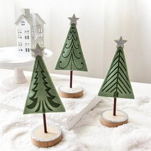 Mini sapins de Noël en feutre avec base en bois et étoiles d'argent sur décor enneigé