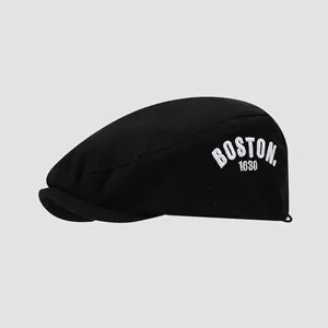 Detalle del bordado blanco BOSTON 1630 en gorra de algodón negra para niños