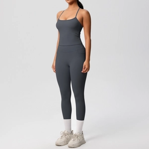 Vue latérale d'un ensemble de yoga gris foncé avec legging taille haute et débardeur