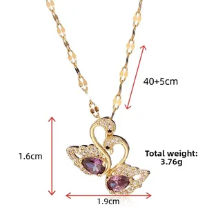 Dettaglio della collana con doppio cigno, pietre viola e dimensioni della catena
