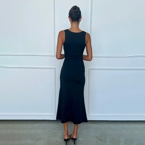 Rückansicht eines eleganten schwarzen ärmellosen Bodycon-Midikleids mit schmaler Silhouette
