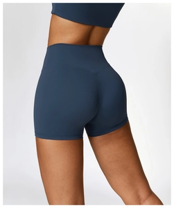Dettaglio dei pantaloncini da yoga blu navy a vita alta con vestibilità modellante