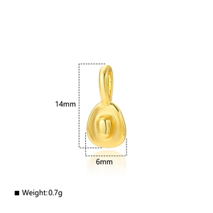 Vue détaillée d'un pendentif chapeau de cow-boy doré mesurant 14mm de haut et 6mm de large