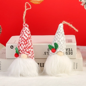 Détail de gnomes de Noël en peluche faits main avec bonnets en tricot et boucles de suspension