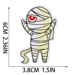 Dettaglio della toppa ricamata mummia cartone con occhi rossi e dimensioni 6cm x 3,8cm