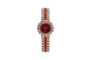 Detail einer luxuriösen roségoldenen Quarzuhr mit rotem Zifferblatt und Kristallarmband