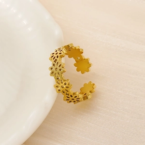 Bague réglable en acier titane doré 18K avec motif floral ajouré de marguerites pour femme