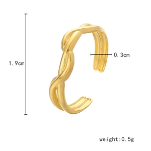 Detailansicht des gedrehten Goldrings mit Maßen von 1,9 cm Höhe und 0,3 cm Breite