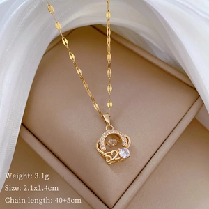 Detailed view of 520 gold necklace with dimensions 2.1x1.4cm and weight 3.1g in a jewelry box