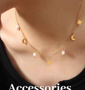 Vista detallada del collar dorado con colgantes de estrella y luna y perlas blancas en cuello