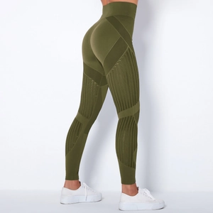 Detail der nahtlosen High-Waist Yoga-Leggings mit geometrischer Strickstruktur in Armeegrün