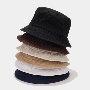 Détail de six bobs en coton empilés montrant la variété de couleurs et les coutures