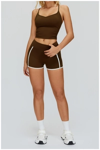 Détail d'un ensemble de yoga avec brassière dos croisé et short de sport à liserés