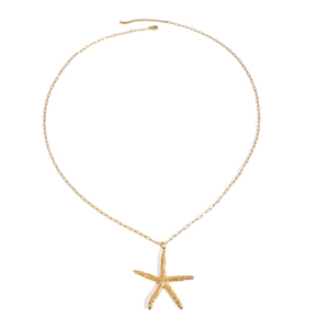 Vue détaillée du pendentif étoile de mer en or 18k avec finition texturée sur chaîne