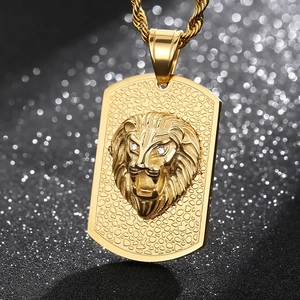 Gros plan du relief de tête de lion doré sur un pendentif rectangulaire aux yeux diamant
