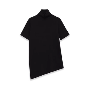 T-shirt noir à col montant et manches courtes avec ourlet asymétrique sur fond blanc