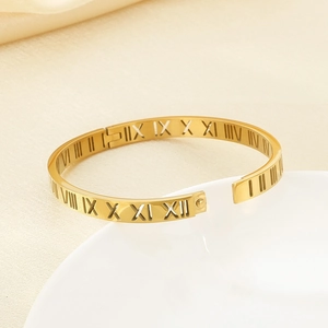 Bracelet élégant en acier inoxydable doré avec chiffres romains sur fond de soie