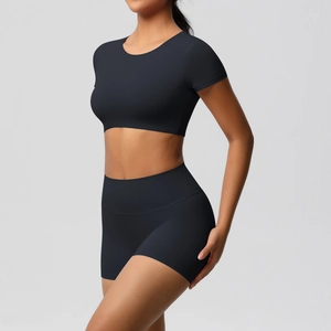 Detailansicht des schwarzen nahtlosen Yoga-Sets mit kurzem Oberteil und Fitness-Shorts