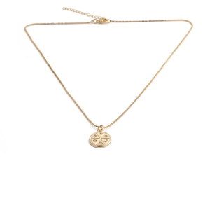 Collier doré avec pendentif pièce ronde gravé d'étoiles et de lunes et cristaux