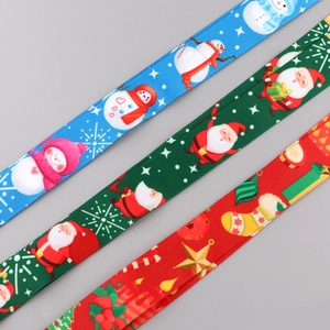 Dettaglio di tre cordini natalizi festivi con motivi di pupazzo di neve e Babbo Natale