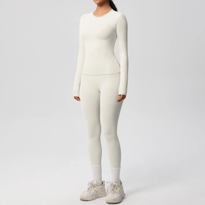 Vista completa del set da yoga bianco crema con top a maniche lunghe e leggings coordinati