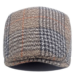 Detailansicht der britischen Tweed-Schiebermütze mit braunem und orangefarbenem Karo