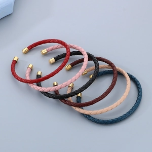 Set di bracciali in pelle intrecciata con terminali in metallo dorato in vari colori