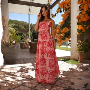 Détail du motif tropical rose sur une robe longue d'été fluide avec encolure licou