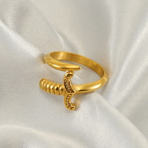 Gotischer 18k Gold-Schwertring für Damen und Herren mit detailliertem Griff- und Klingen-Design