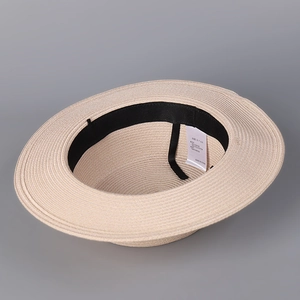 Détail de la bande de confort et de l'étiquette de composition du chapeau de paille