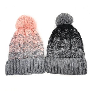 Berretti a maglia trecciata con pompon rosa e nero tie-dye e risvolto a coste