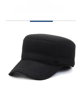 Détail de la texture en laine noire et de l'emblème Sports sur cette casquette homme