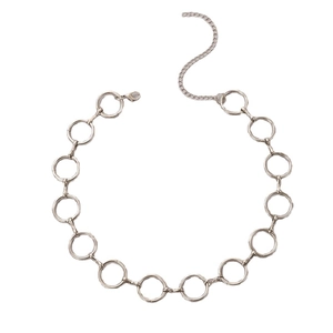 Collier ras du cou à maillons circulaires géométriques argentés sur fond blanc pur