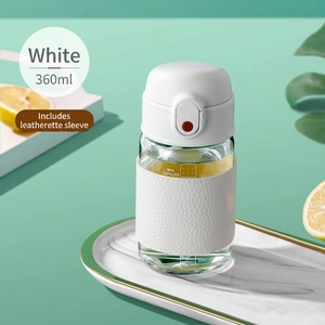 360ml Glas-Wasserflasche mit weißer Lederhülle und Strohhalmdeckel auf Marmortablett