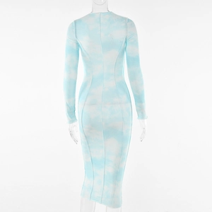 Rückansicht eines eng anliegenden Langarm-Maxikleids mit hellblauen Batik-Streifen