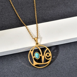 Collier en acier inoxydable doré avec pendentif LOVE rond et pierre turquoise sertie