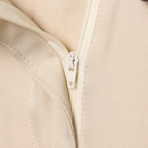 Short urbain beige chic avec fermeture éclair blanche de qualité et ceinture assortie