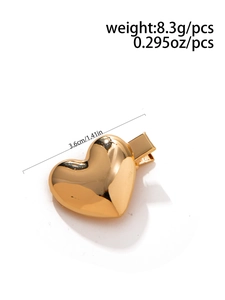 Vue détaillée de la pince à cheveux cœur dorée avec dimensions 3.6cm et poids 8.3g