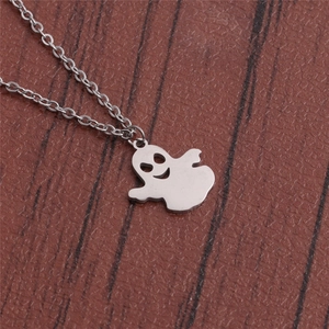Pendentif fantôme poli en acier inoxydable argenté sur un fond en bois sombre rustique
