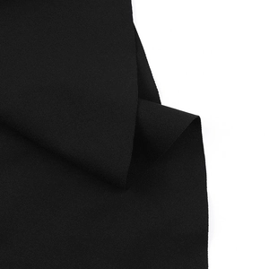 Nahaufnahme der eleganten schwarzen Stoffstruktur für Damen-Bodycon-Kleider im Detail
