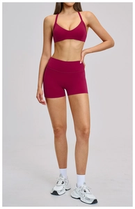Dettaglio del set pantaloncini da yoga a vita alta e reggiseno sportivo con scollo a V prugna