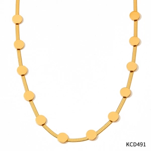 Gros plan d'un collier chaîne serpent dorée plate avec petits disques dorés sur blanc